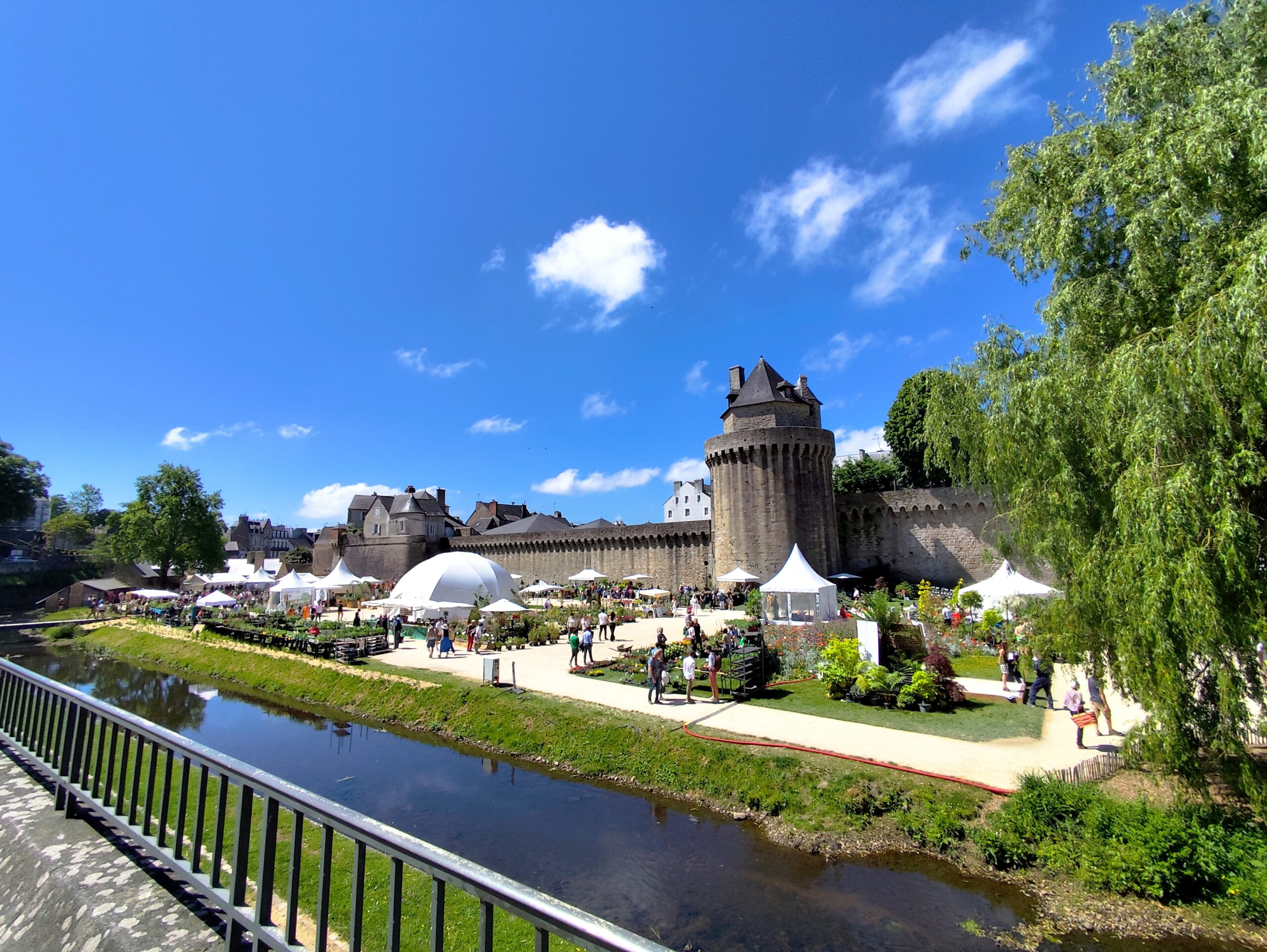 Loc Even-Vannes Côté Jardin_pagodes et dôme